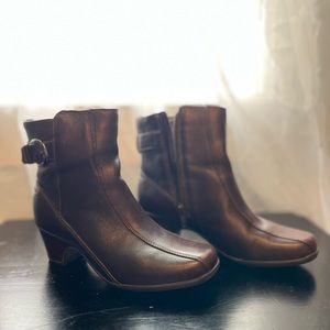 Clarks Artisan Active Air 6M Brown Leather booties 1.5 inch heel.